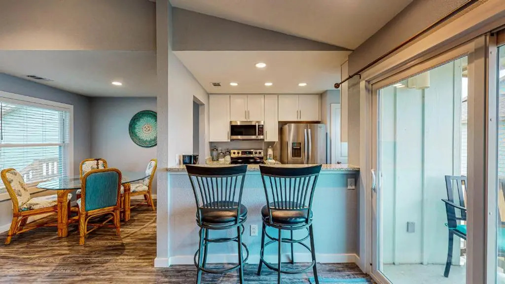 AH-H230 Newly Remodeled Second Floor Condo, Overlooking PoolHot Tub