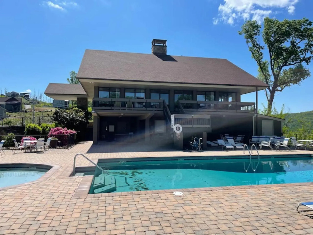 Take it Easy with hot tub and community pool