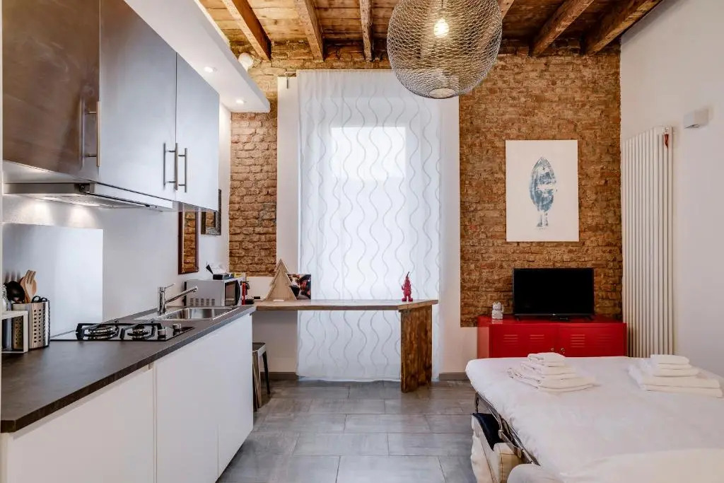 ? Cozy flat in front of Stazione Centrale ?