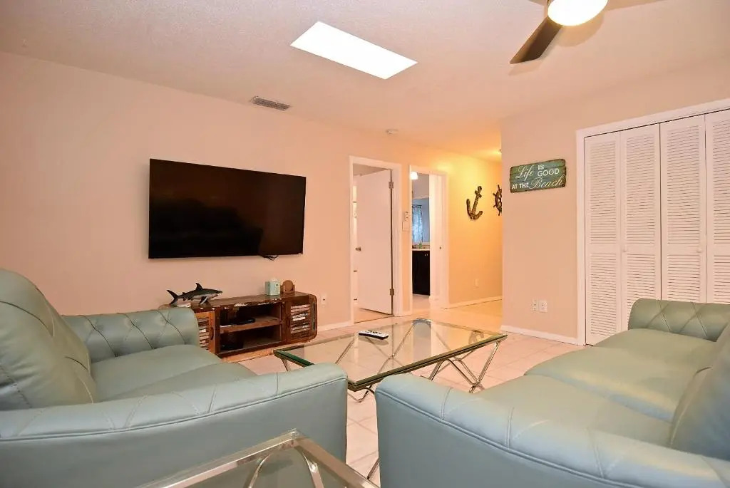 Crescent Street 1138 B, Walk to the beach, Pool, 1 Bedroom, Pet Friendly
