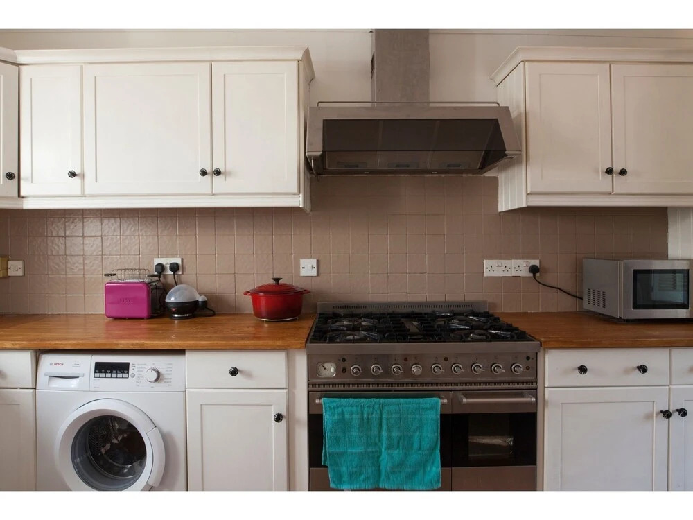 Spacious 3-br House W/conservatory in Greenwich