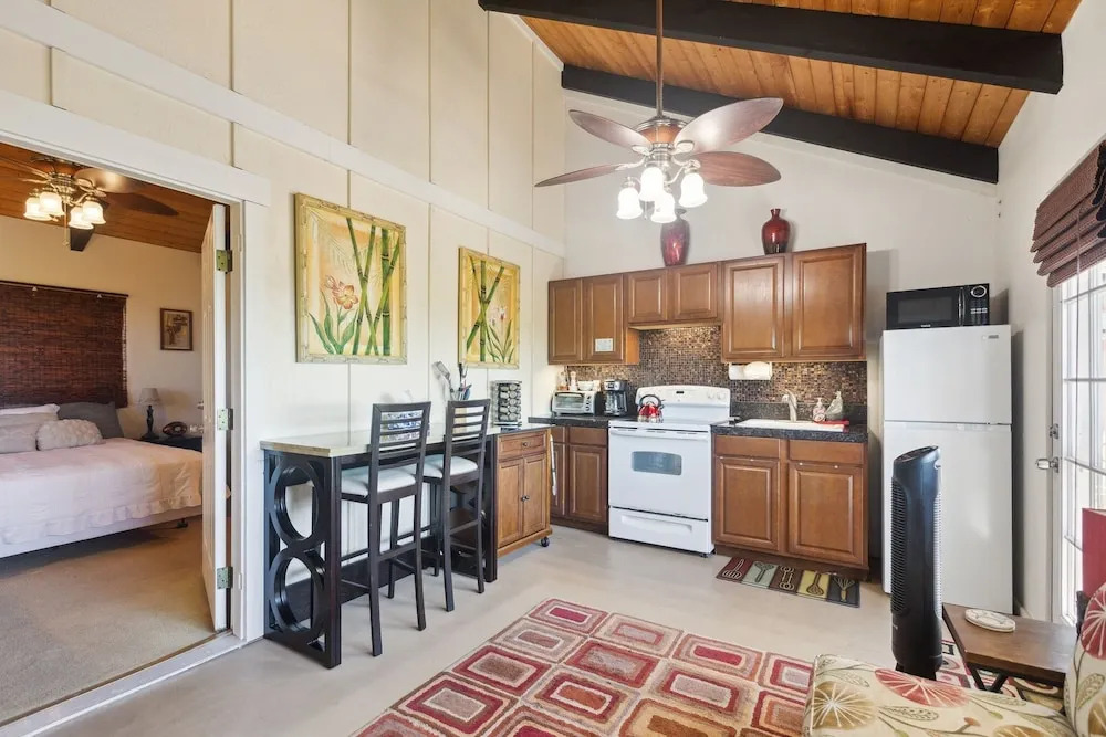 Charming Pu'ukala Sunset - Near Hiking And Golf 1 Bedroom Home by RedAwning