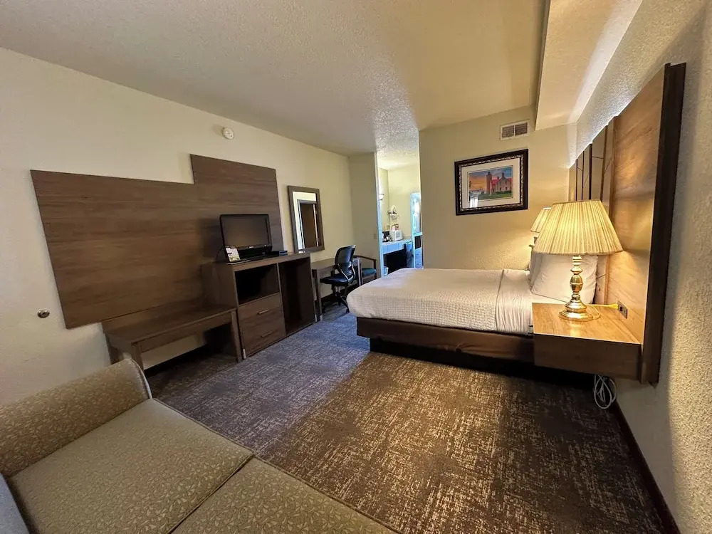 Mackinaw Beach and Bay Inn & Suites