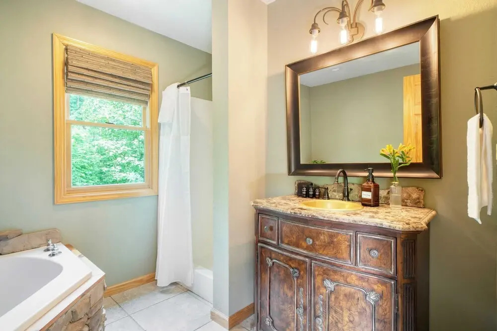 Hottub, Sauna, Pool Table, Views Mins to Downtown Gatlingburg Hollow's Haven