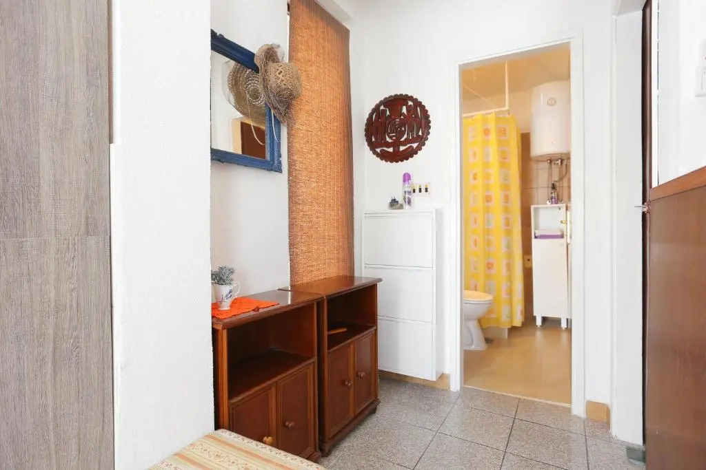 Apartments with WiFi Makarska - 19038