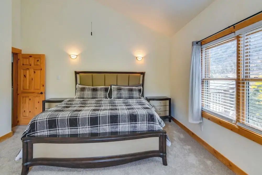 Mtn-view Cabin w/ Private Hot Tub in Georgetown!
