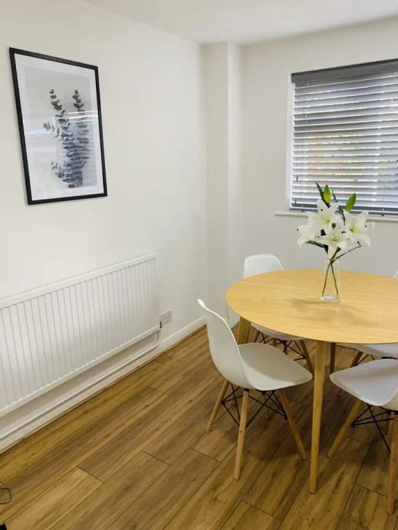 Spacious 3 Bedroom Home with Garden in Farnham