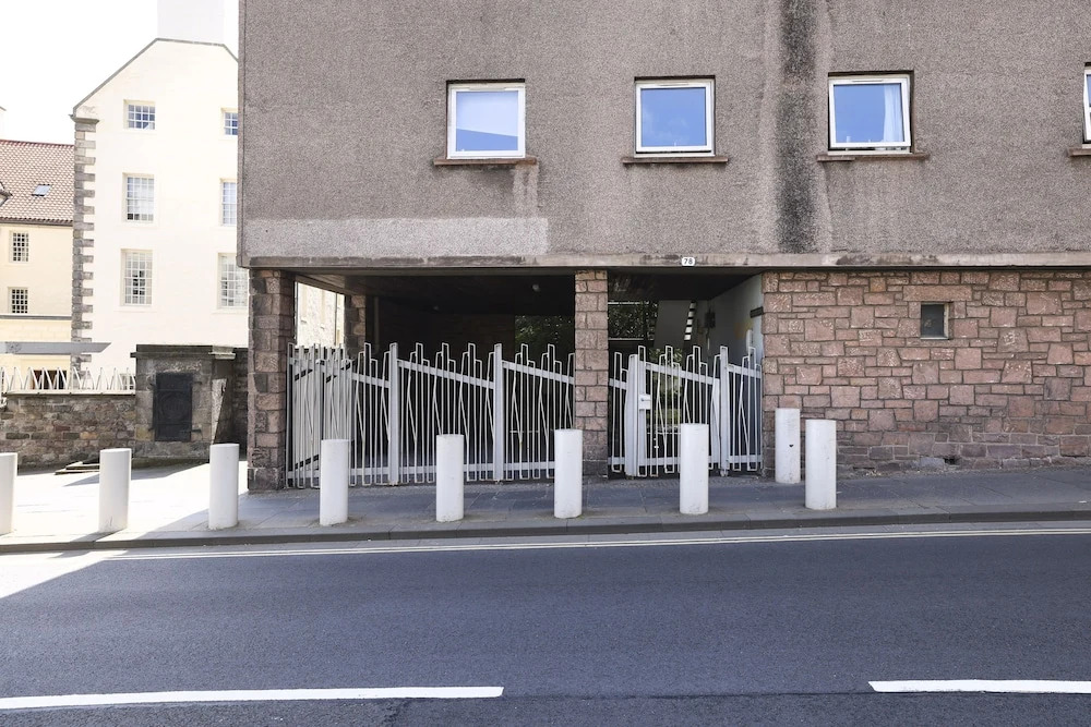 JOIVY Contemporary Royal Mile Apartment W/Balcony