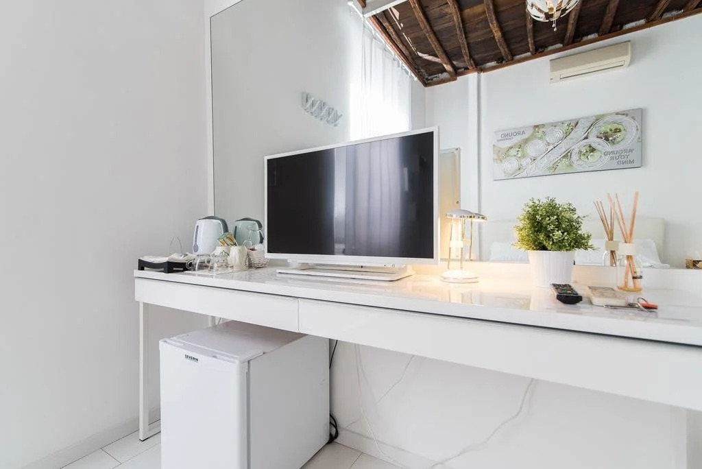 White Ostilia Apartments