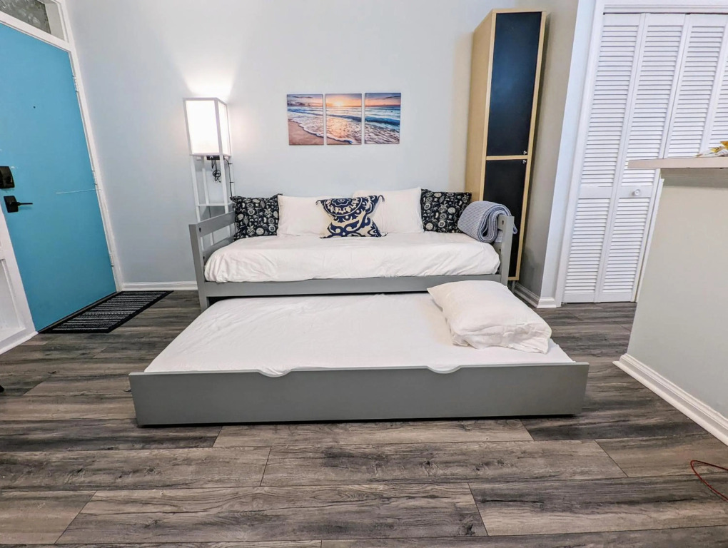 Renovated Oceanfront Boardwalk Pool, Beach, Kitchen, Restaurant, 4 People, cozy studio unit, walk right out no elevator