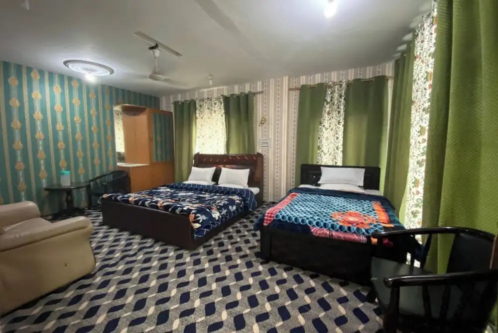 Goroomgo Ameera Srinagar