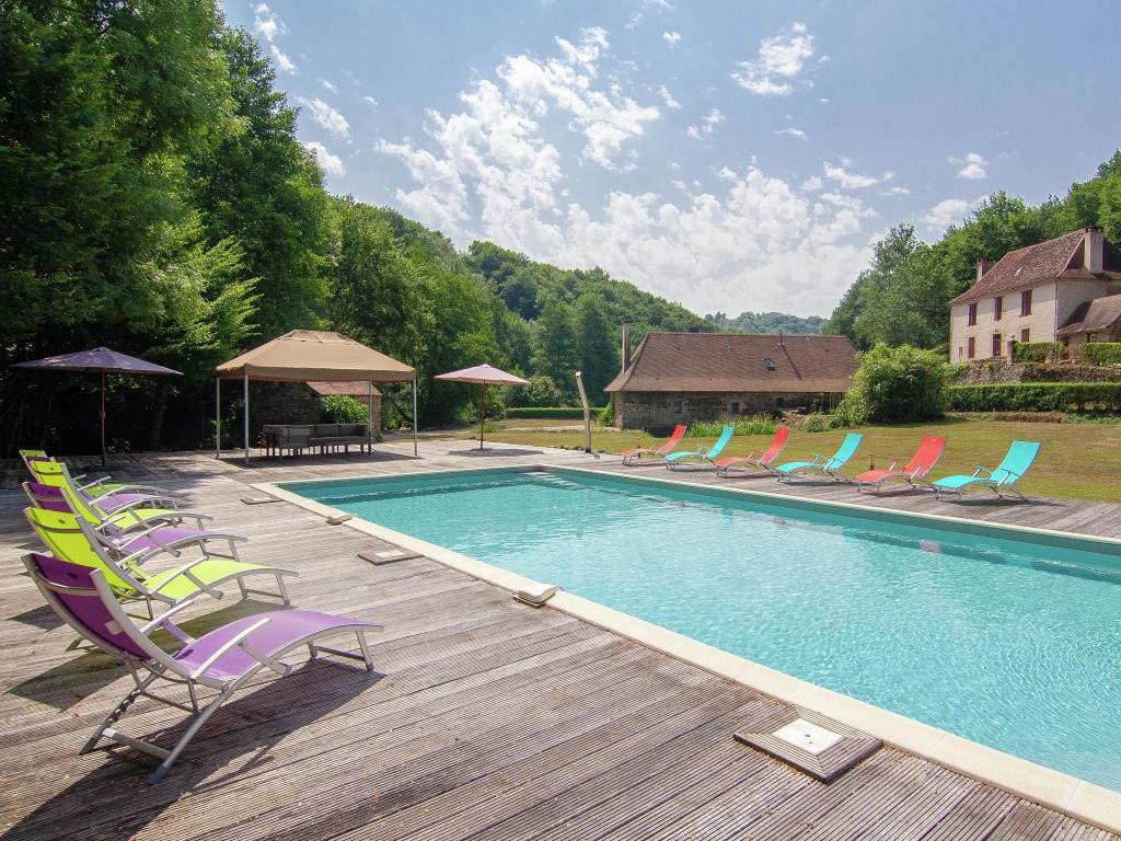 Authentic farmhouse with heated pool (12x6) close to a river on a beautiful spot