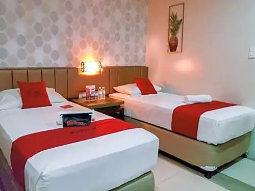 RedDoorz Plus near Holy Name University Medical Center