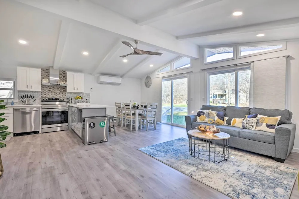 Game Room + Lake Access: Serene Tobyhanna Retreat