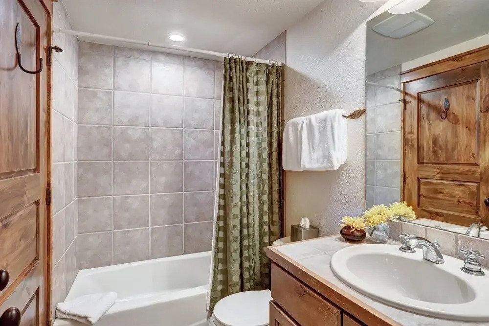 Ski-in/ski-out 3 Bedroom Townhome at Snowflake Lift With Private Hot Tub
