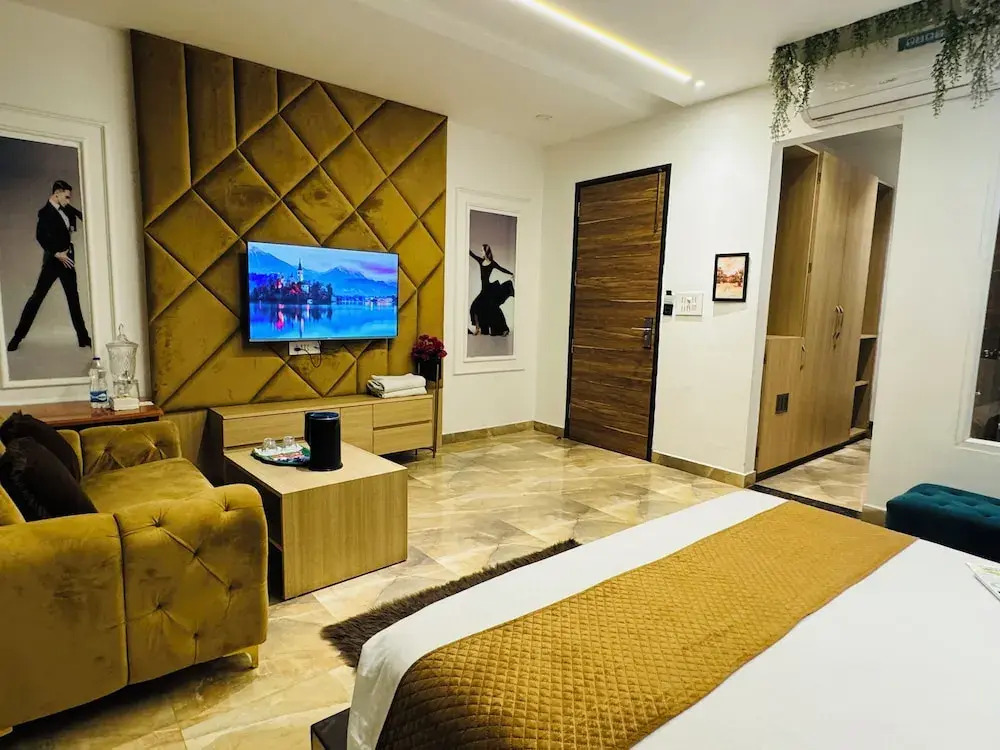 HolidayVilla - 1st Japanese Pod, Rooms & Suites - Green Avenue Amritsar