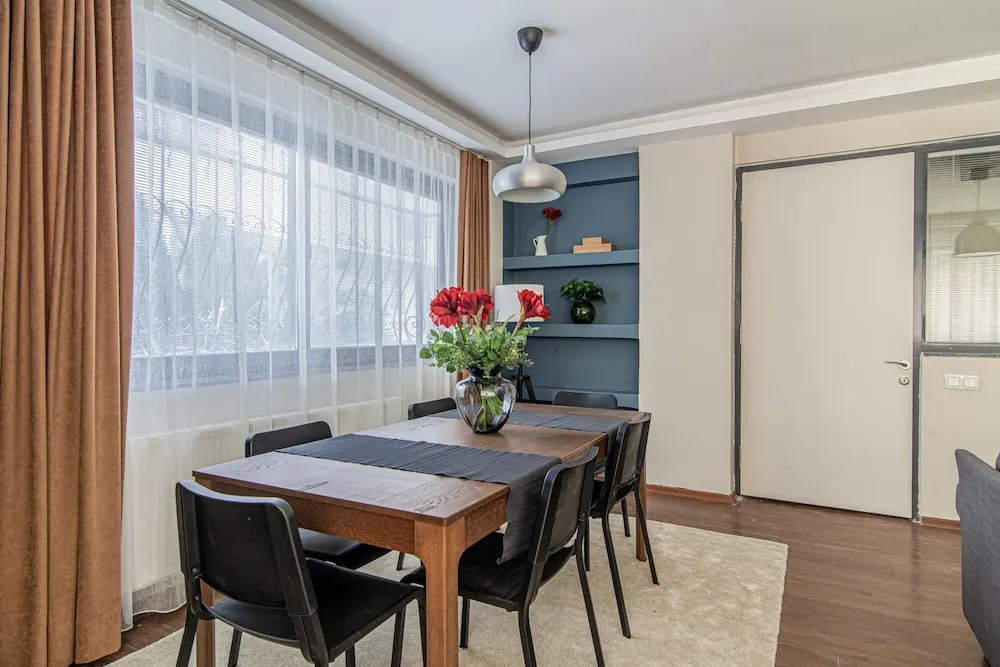 Charming Flat With Backyard Close to Zorlu Center