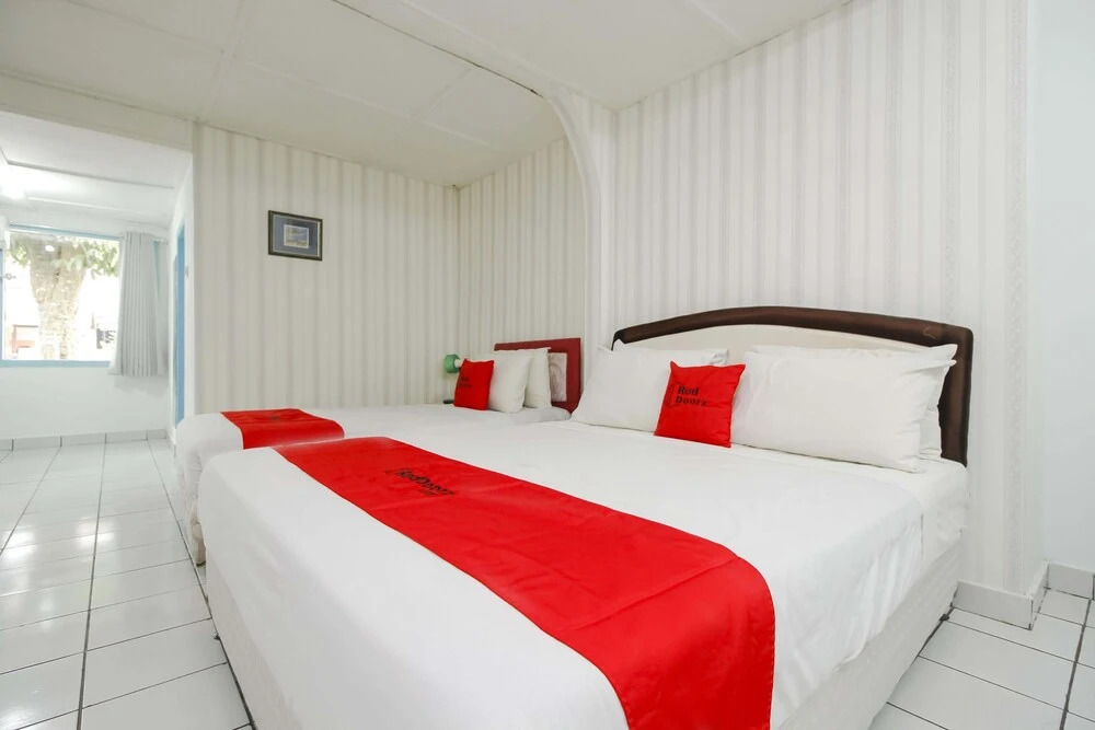 RedDoorz near Pelabuhan Tanjung Pandan Belitung