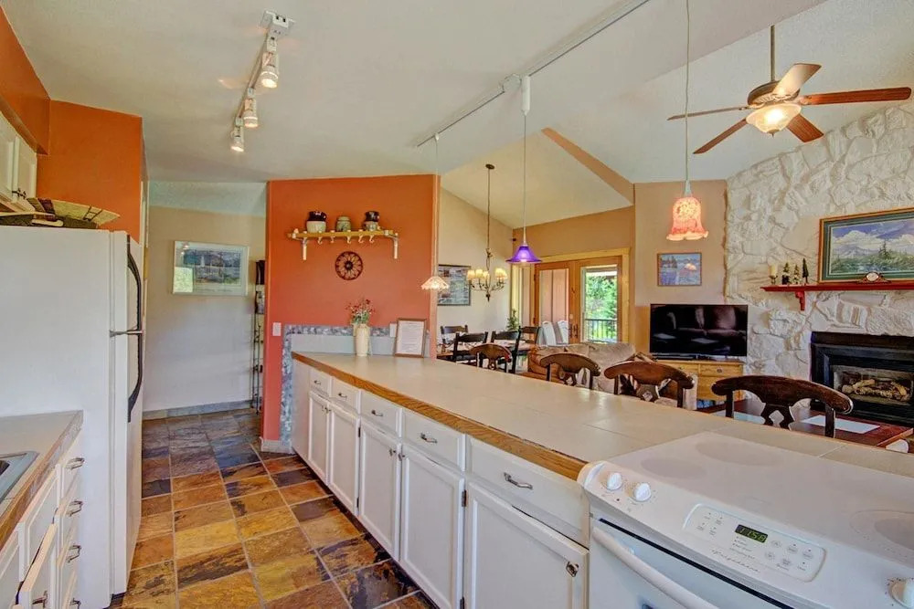 Sawmill 316 2 Br condo by RedAwning
