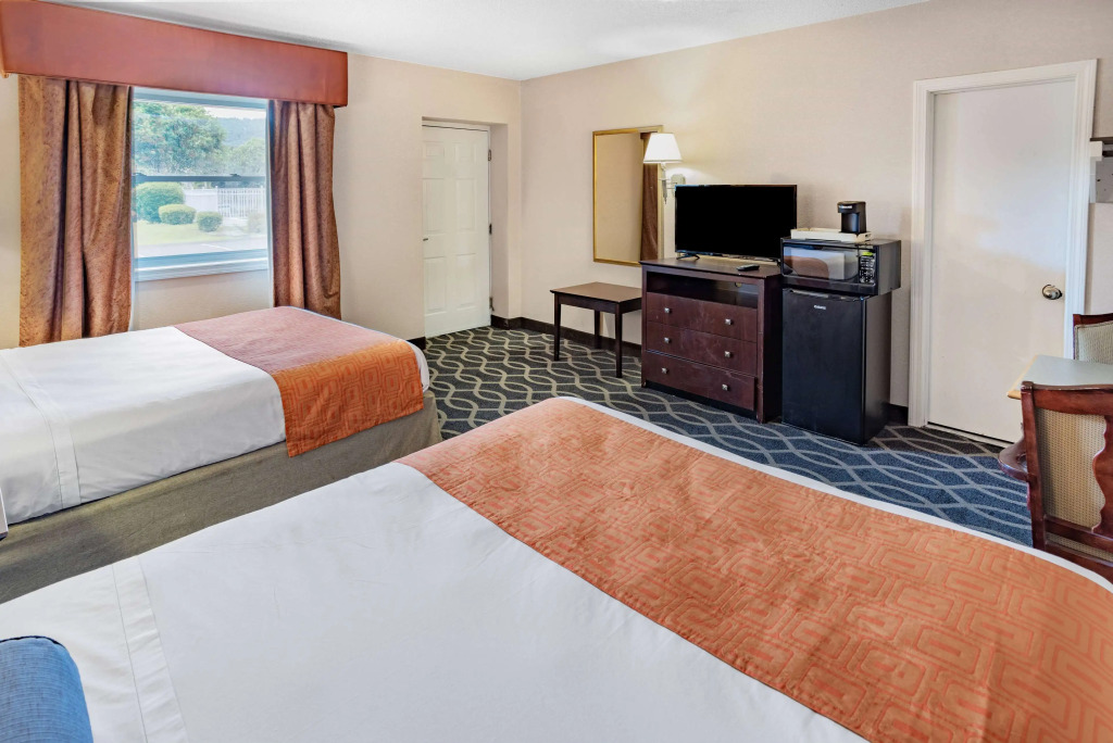 Howard Johnson by Wyndham Lenox