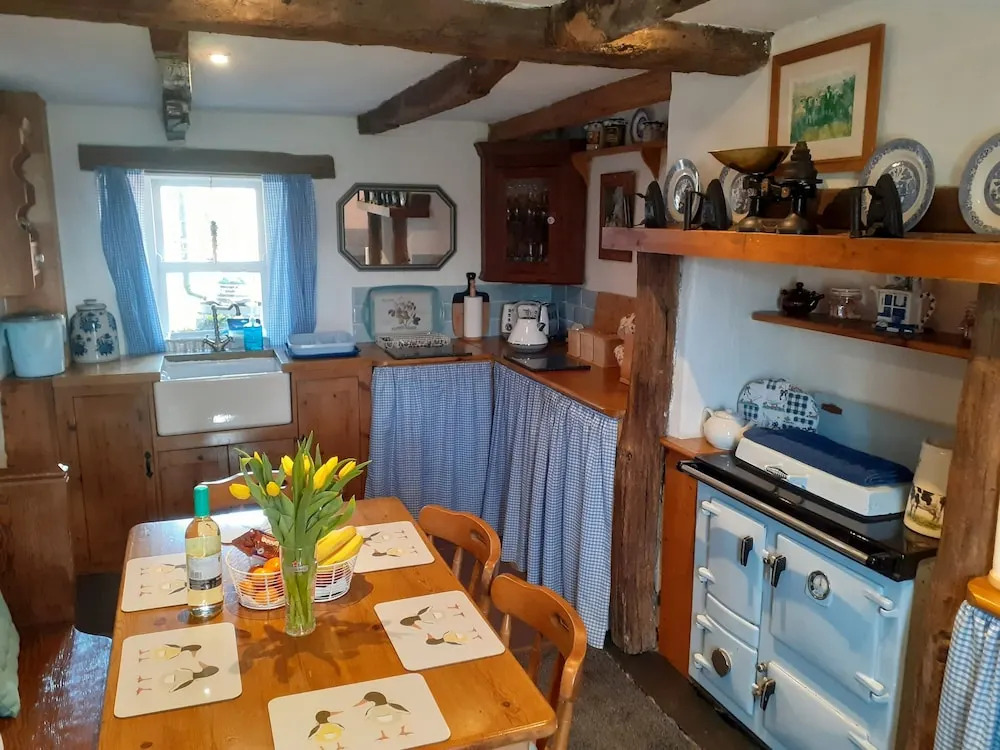 300 year old tradition irish cottage