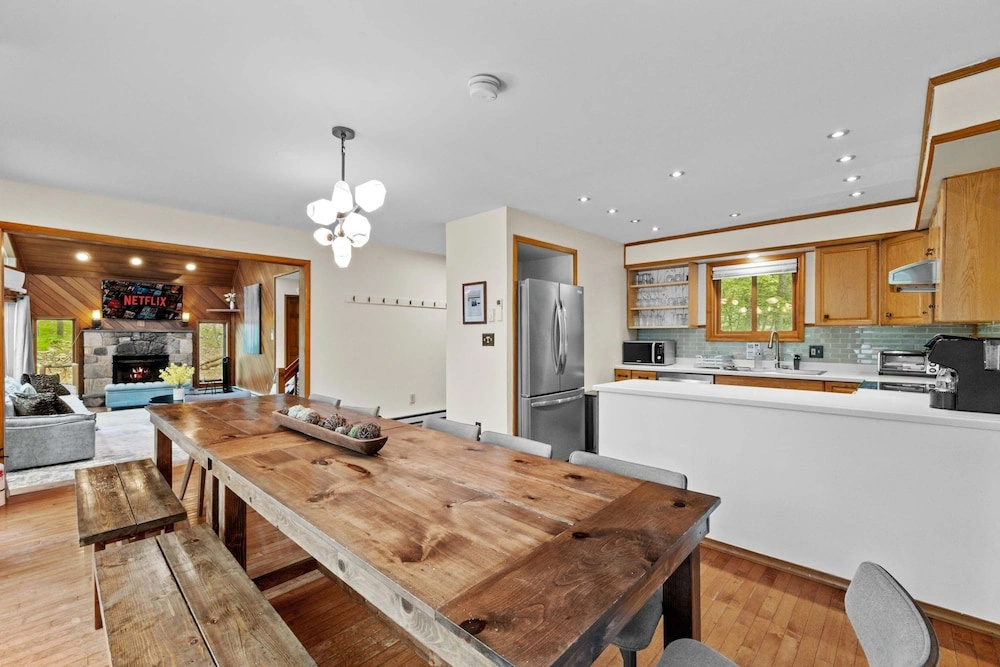 Lakefront Escape w Hot Tub Sauna Game Room