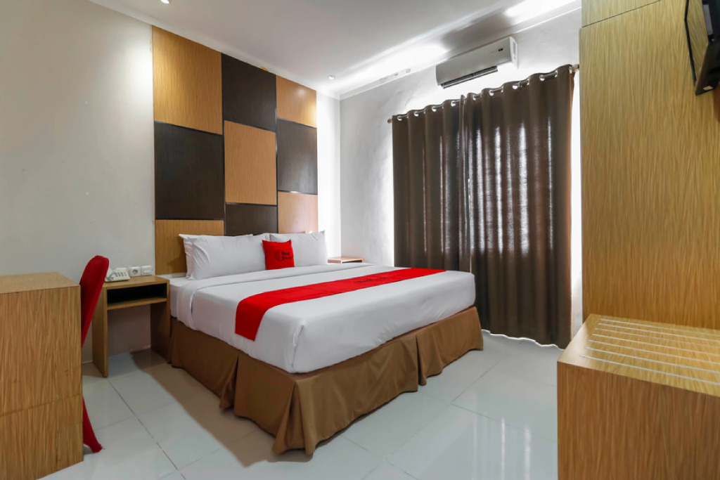 RedDoorz Plus near Pantai Losari