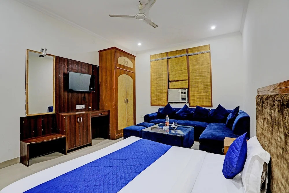 Roomshala 020 Hotel Black Stone