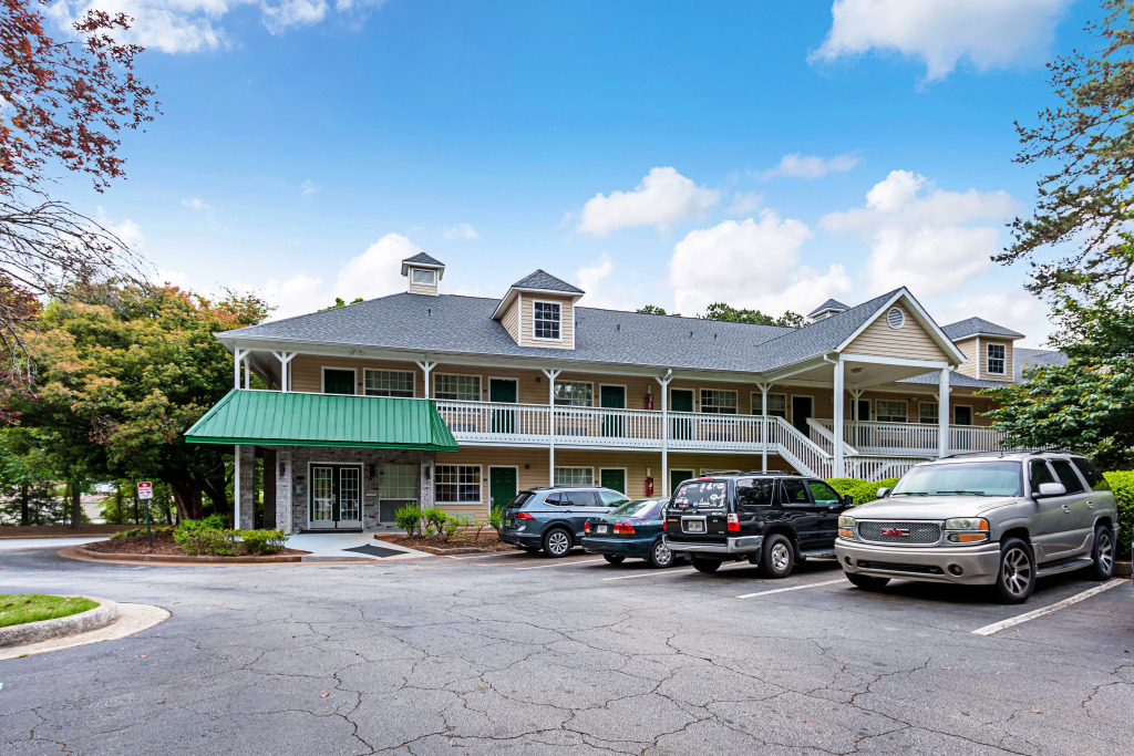 HomeTowne Studios by Red Roof Atlanta - Lawrenceville