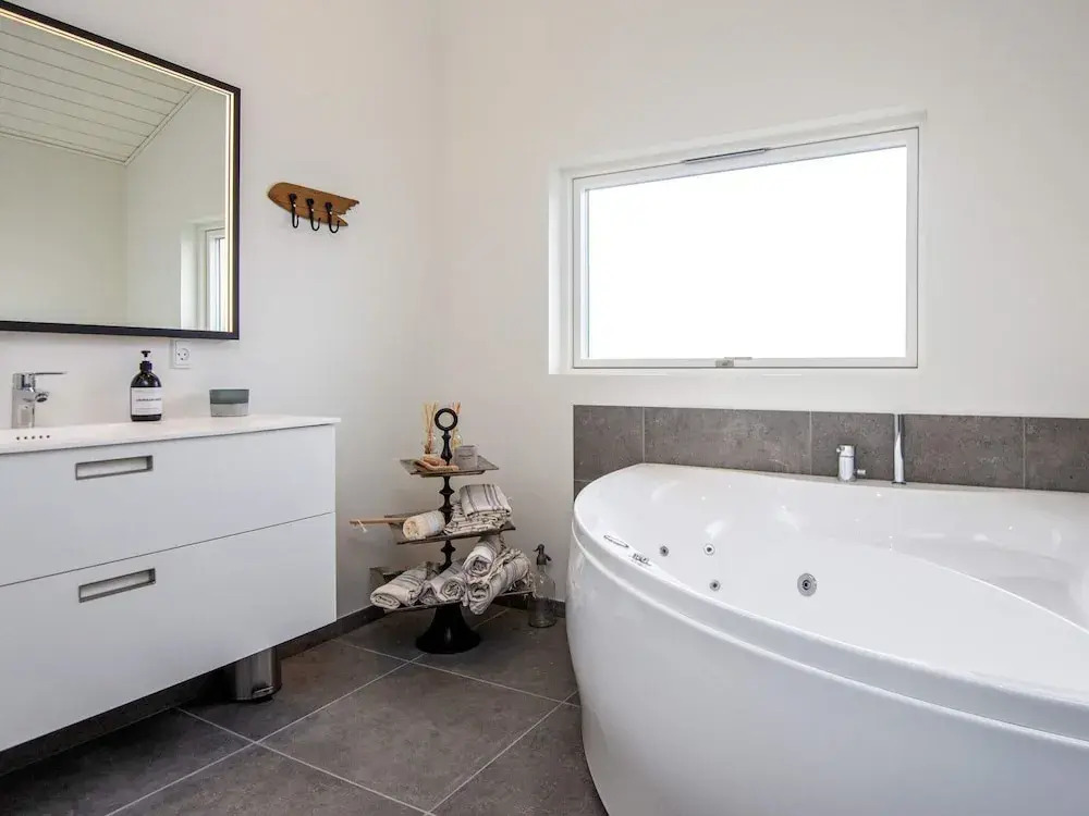 Stylish Lakeview Retreat-by Traum