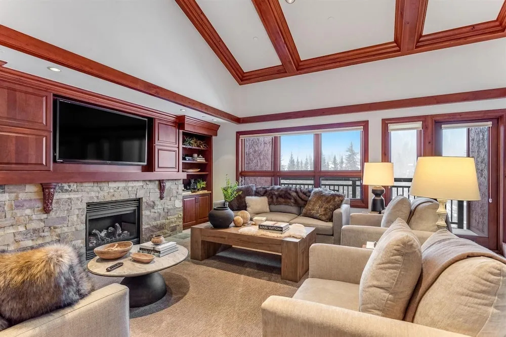 Exclusive 4 Bedroom Ski In, Ski Out Vacation Rental With Hot Tubs And Heated Outdoor Pool In Lionshead Village