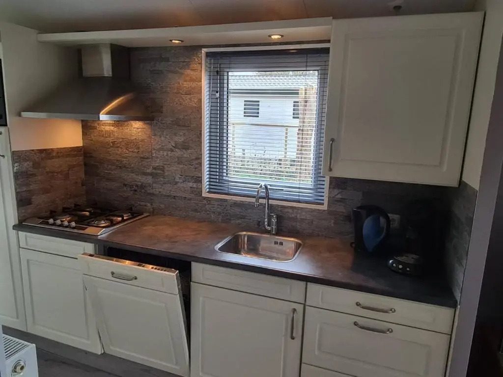 Relax huisje is een luxe huisje met een vaatwasser en zeer snel WIFI 5G en is voorzien van een nieuwe badkamer en keuken met een omheinde tuin met een eigen parkeerplaats