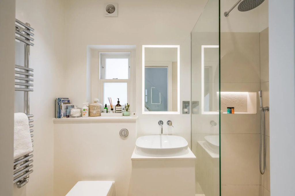 Spacious Three Bedroom Garden Flat Near Clapham Common by Underthedoormat
