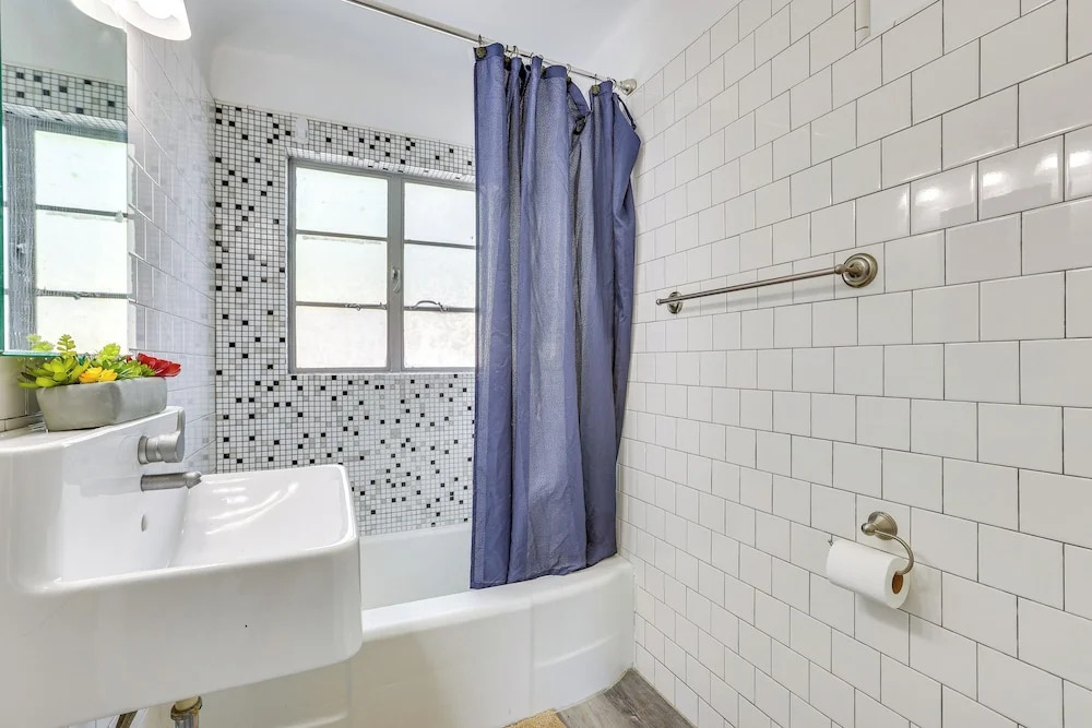 Peaceful & Bright Condo: 4 Mi to Downtown Phoenix!