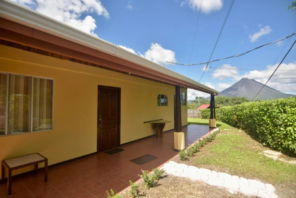 Casa Amarilla, Volcano View, Walking Distance Town