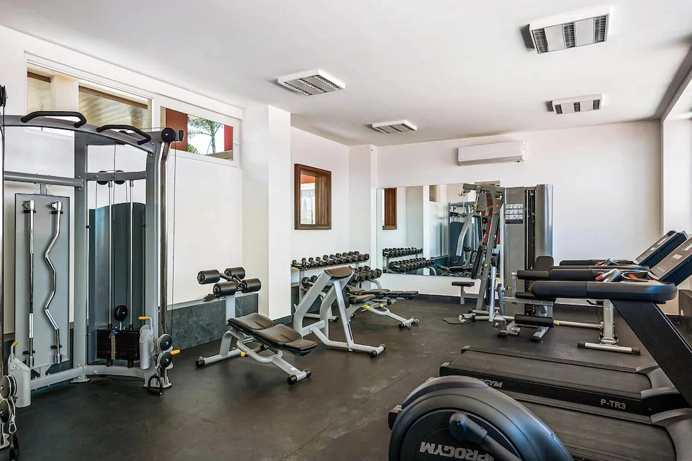 Peaceful Modern Condo With Rooftop Pool, Washer-dryer and Fitness Room