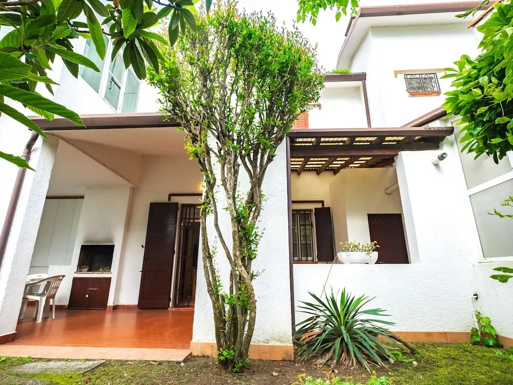 House in Residence With Garden With Gazebo and Barbecue