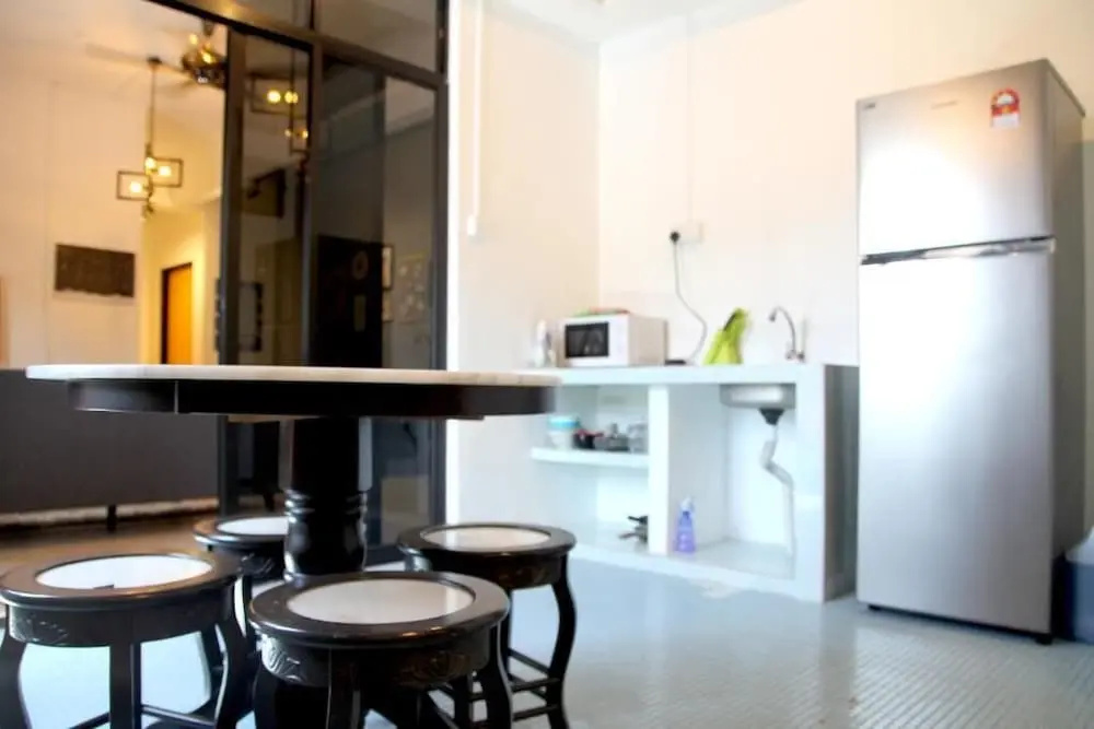 OYO HOME 90647 Mac Inn 94