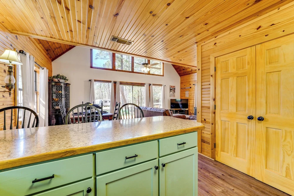 Cabin w/ Private Hot Tub: 2 Mi to Broken Bow Lake!