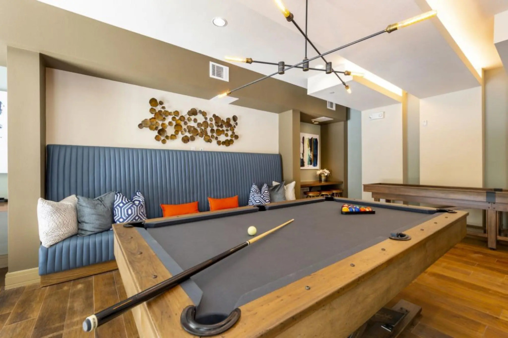 Modern 2BR Apartment – Downtown With Gym, Pool, Parking and Good Wifi!
