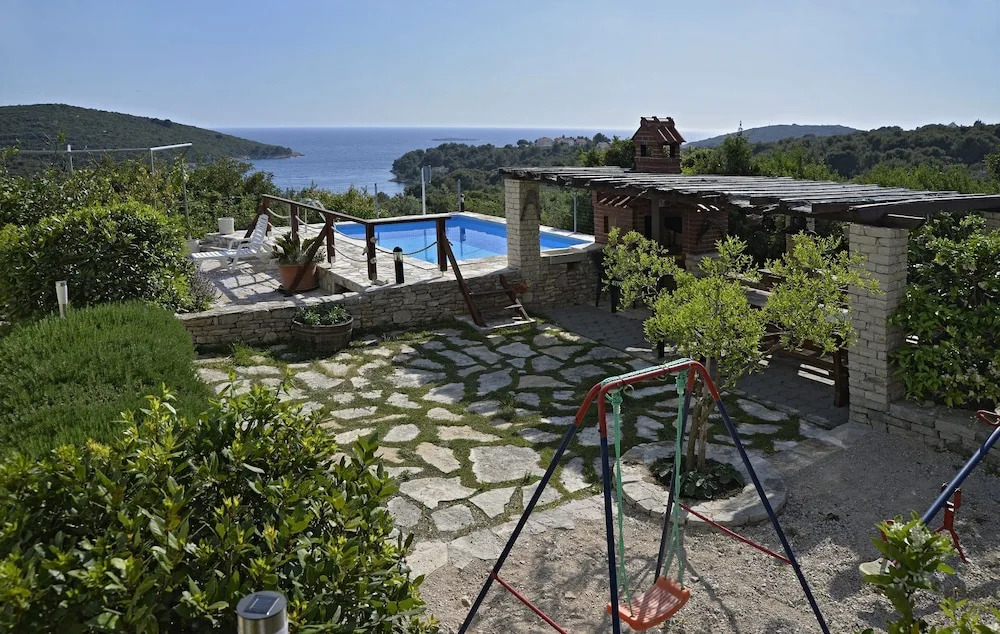 Toni - With Pool and View - A3