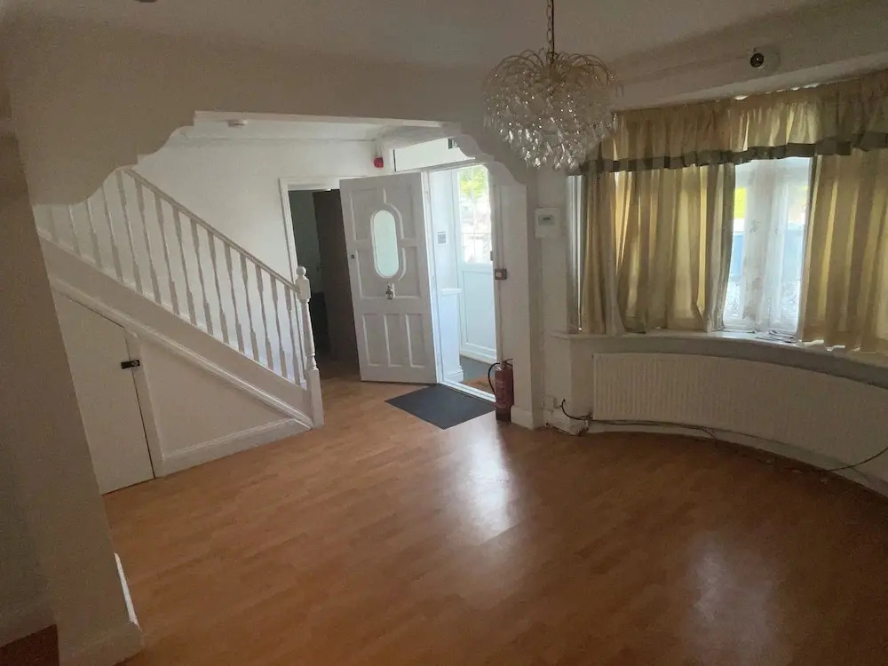 New Malden - 4 Beds - Sleeps 8 - Garden - Wifi