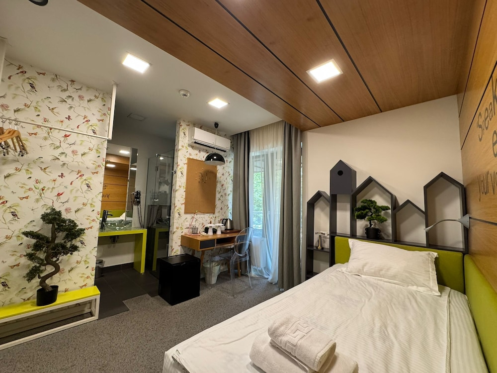 Eloom Hotel