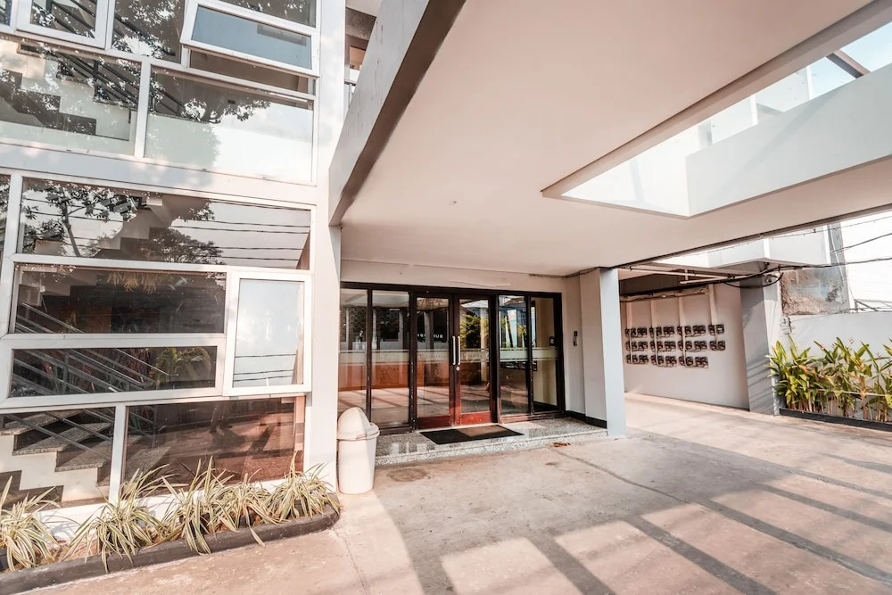 OYO Life 1437 W Residence