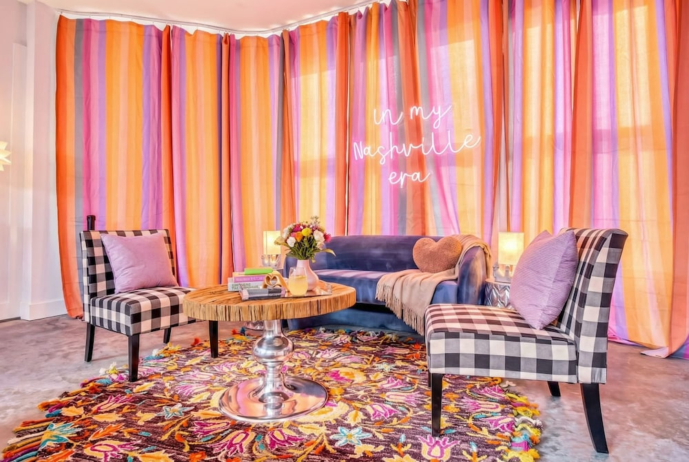 Taylor Swift Home Rooftop Hot Tub Movie Theater