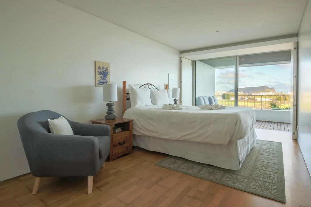 Quinta do Mar - Watch The Sun Rise Over The Ocean