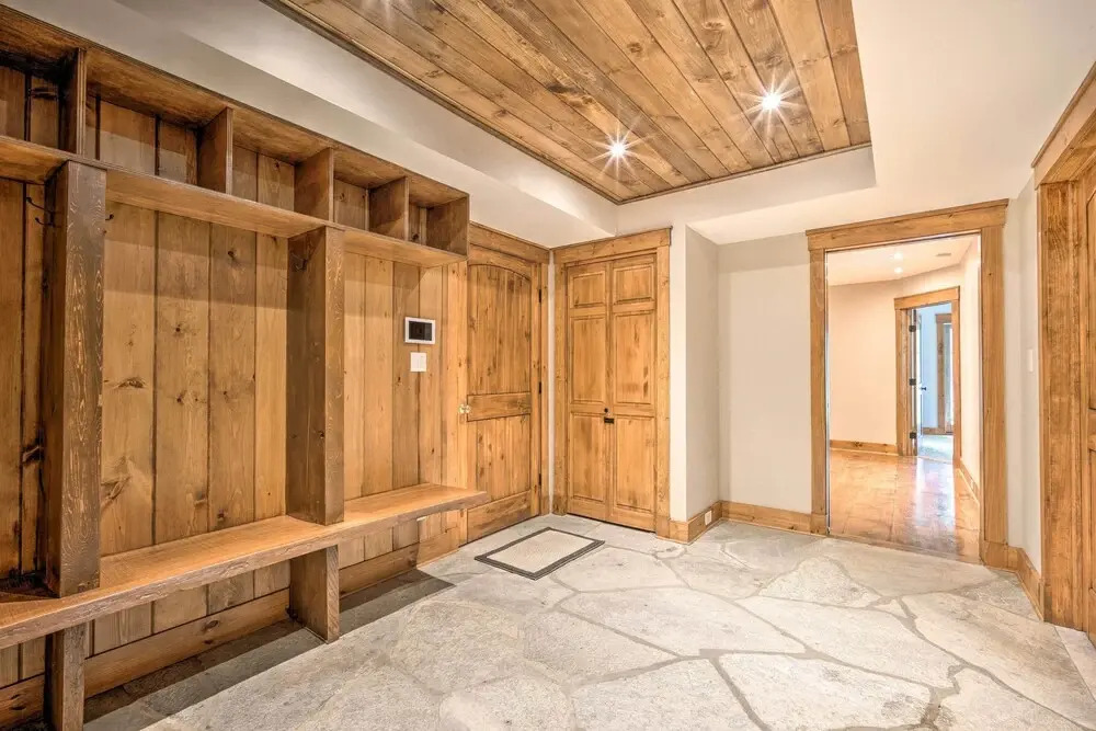 Elegant Mtn Chalet w/ Deck: 1 Mi to Mt Snow!