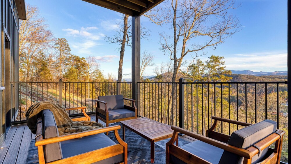 Modern Smoky Mountain Stay With Two Decks, Plunge Pool & Game Room Overlook Lodge by Avantstay