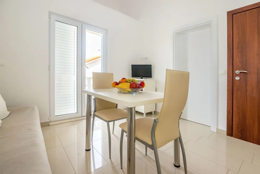 Apartments and Room Maestral
