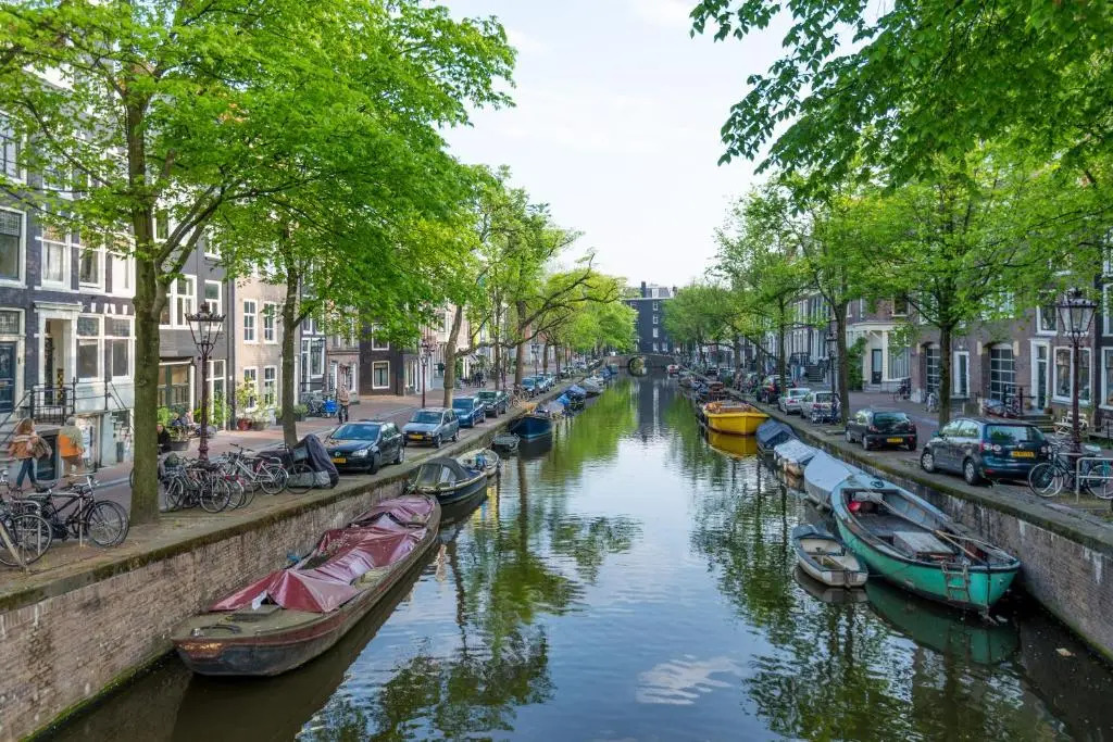 Canal View Amsterdam apartment